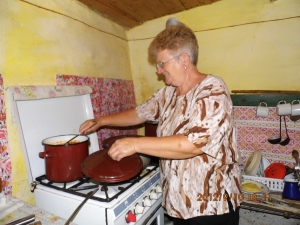 Tanti Geta in the kitchen